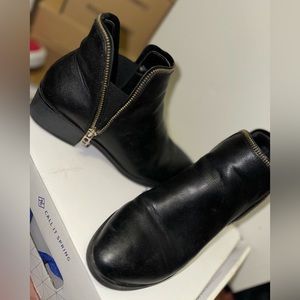 Black size 7.5 boots with open zipper
